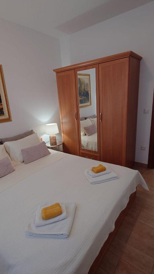 Apartments Lola Ровинь Экстерьер фото