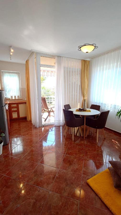 Apartments Lola Ровинь Экстерьер фото