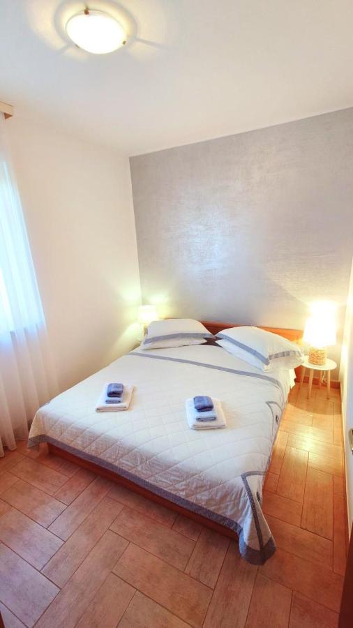Apartments Lola Ровинь Экстерьер фото